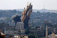 Bomben schlagen im Gazastreifen ein. Foto: EPA/MOHAMMED SABER