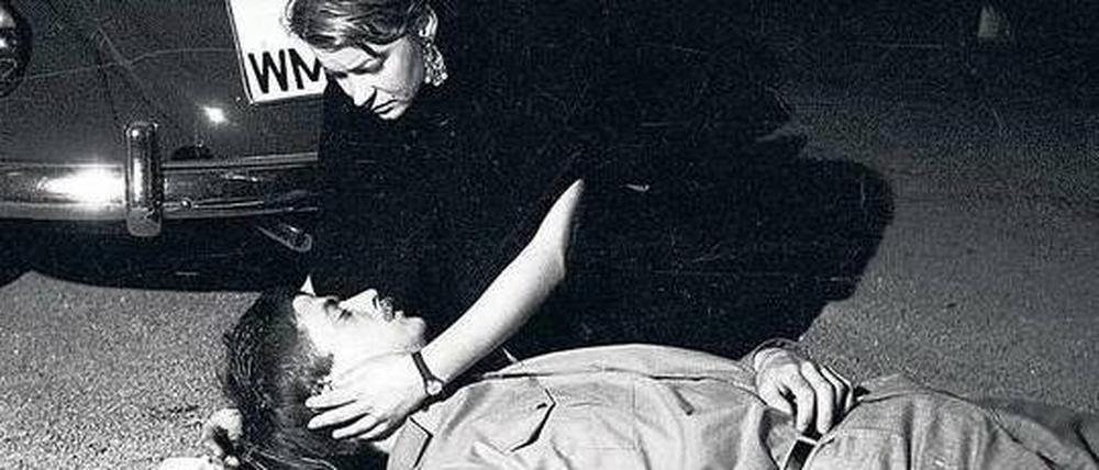 Tödlich verletzter Benno Ohnesorg und die Helferin Friederike Hausmann am 2. Juni 1967 in Berlin-Charlottenburg.