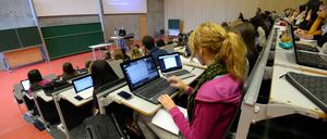 Studienanfänger sitzen während ihrer ersten Juravorlesung in einem Hörsaal der Juristischen Fakultät der Potsdamer Universität. 