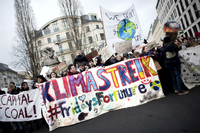 Jeden Freitag versammeln sich auch in Berlin Schüler zum Klimastreik - animiert von der Umweltaktivistin Greta Thunberg Foto: imago/IPON