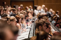 Studierende sitzen dichtgedrängt in einem Hörsaal. Foto: Rolf Vennenbernd/dpa