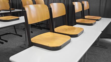 Stühle in einem deutschen Klassenzimmer