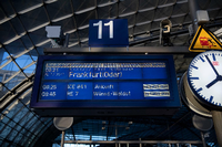 "Zug fällt aus" steht auf der Info-Tafel an einem Gleis im Hauptbahnhof Berlin. Die Bahn hat in einigen Bundesländern den Fernverkehr wegen des Sturmtiefs eingestellt. Foto: Paul Zinken/dpa
