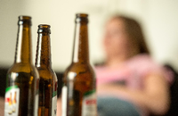 Zur Stressbewältigung greifen viele Menschen in der Coronakrise zu Bier, Wein und Schnaps. Foto: picture alliance / dpa /Alexander Heinl
