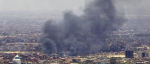 Rauch steigt über der Hauptstadt Karthum auf: Seit drei Wochen wird im Sudan heftig gekämpft.