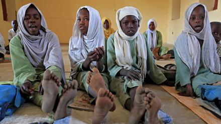 Schulkinder im Sudan leiden unter den Kämpfen.