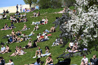 People enjoy the sunny weather, as the spread of the coronavirus disease (COVID-19) continues, at the Mauerpark, in Berlin, Germany, May 9, 2021. Foto: REUTERS/Annegret Hilse