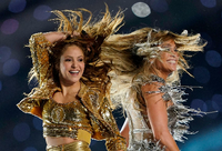 Sie liefern die Show. Als die Spieler der Kansas City Chiefs und der San Francisco 49ers Pause machen durften, gehörte die große Bühne im Hard Rock Stadium von Miami den Popstars. Dass beim Super Bowl nicht nur Football gespielt wird, hat gute Tradition. Dieses Mal verzückten vor allem Shakira (l.) und Jennifer Lopez mit ihrem gemeinsamen Auftritt die Fans. Foto: Mike Blake/Reuters