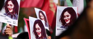 Befürworter der Frauenrechte im Iran halten bei einer Demonstration mit dem Gesicht Mahsa Aminis hoch. Das Foto wurde im September 2023 vor dem Weißen Haus in Washington, USA, aufgenommen. 