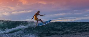 Der Traum vom Abenteuer: Surfer vor Bali.