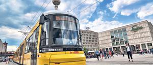 Eine Straßenbahn der Linie M4 fährt über den Alexanderplatz in Berlin. 
