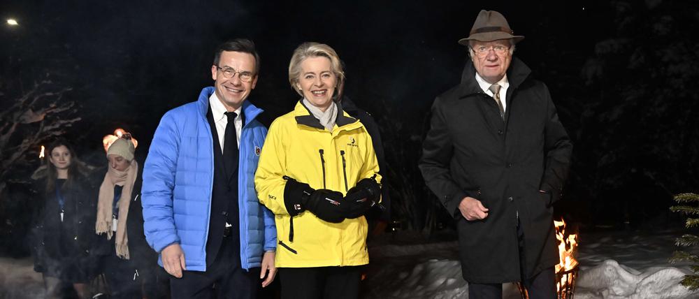 Lagerfeuerromantik am Polarkreis: Ulf Kristersson mit Kommissionspräsidentin Ursula von der Leyen und dem schwedischen König Karl Gustav.