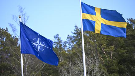 In Brüssel wird die Flagge des neuen Nato-Mitglieds Schweden gehisst.