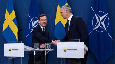 Schwedens Premierminister Ulf Kristersson (l.) and Nato-Generalsekretär Jens Stoltenberg.