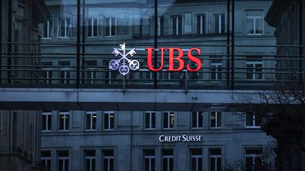 Die Logos der Banken Credit Suisse und UBS.