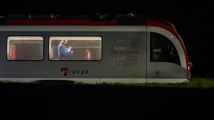 Ein Schweizer Polizist untersucht den Zug. 