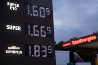 Die Inflation und hohe Ölpreise treiben die Spritpreise nach oben. Foto: Carsten Koall/dpa