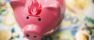 Ein Sparschwein mit Gas-Symbol steht auf Geldscheinen (Symbolfoto Gaspreise).