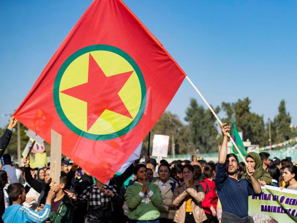 Syrische Kurden mit der Fahne der PKK. Foto: Delil SOULEIMAN / AFP