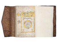 Blick in das Kapitel Wissenschaft zu Teit der Ayyubiden und Mamluken, zu sehen sind Astrolabien und Schriften von Gelehrten.