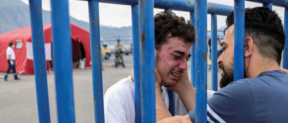 Überlebt: Ein 18-jähriger syrischer Flüchtling war auf dem gekenterten Boot vor der griechischen Küste. Hier trifft er seinen Bruder.