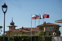 Die Flaggen von Russland (l-r), Deutschland, Frankreich und der Türkei wehen über dem Veranstaltungsort des Vierer-Gipfels zur Zukunft Syriens. Foto: Oliver Weiken/dpa