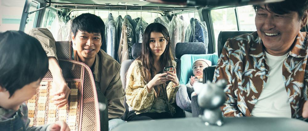 Provisorisches Zuhause im klapprigen Lieferwagen: Gang Dong-won, Lee Ji-eun und Song Kang-ho in „Broker“ (v.l.).