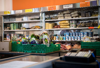 Im Tafelladen in Ulm werden die Lebensmittel gegen eine geringe Schutzgebühr abgegeben statt verschenkt. Der Effekt: Weniger Gedränge - und Bedürftige werden als Kunden behandelt. Foto: Sebastian Gollnow/dpa