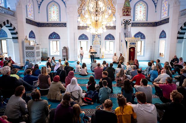 Besucher der Sehetlik-Moschee am Columbiadamm.