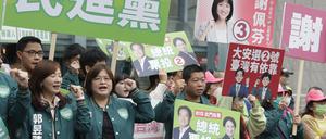 Anhänger des taiwanesischen Vizepräsidenten und Präsidentschaftskandidaten der Demokratischen Fortschrittspartei, William Lai, rufen während seiner Wahlkampagne am Mittwoch, 3. Januar 2024, an einer Kreuzung in Taipeh, Taiwan, Slogans. Taiwan wird seine Präsidentschaftswahlen am 13. Januar 2024 abhalten. 