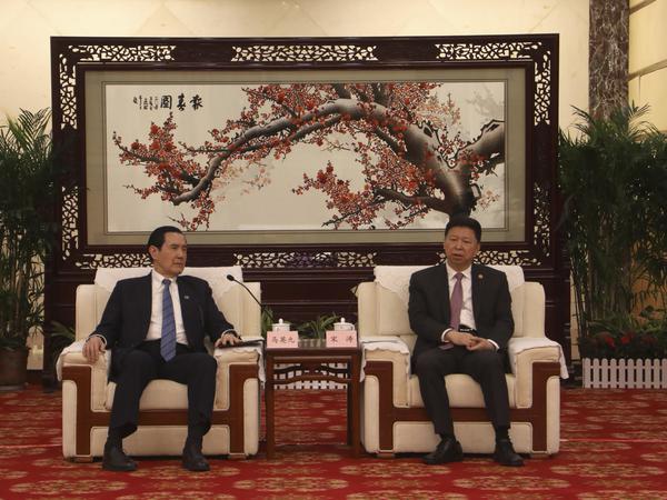 Taiwans früherer Präsident Ma Ying-jeou trifft Song Tao, Direktor des chinesischen Büros für Taiwan-Angelegenheiten.