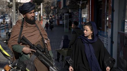 Ein Taliban-Kämpfer kontrolliert eine Straße.