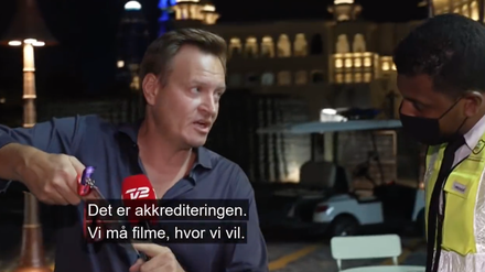 Der dänische Journalist Rasmus Tantholdt diskutiert mit einem Sicherheitsbeamten in Katar-
