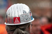 Stahlarbeiters vor einem Werkstor von Thyssenkrupp (Archivbild) Foto: dpa/Bernd Thissen