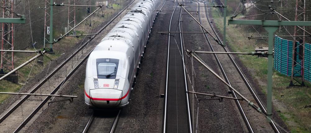 Im Tarifstreit bei der Deutschen Bahn haben beide Seiten wieder die Verhandlungen aufgenommen.
