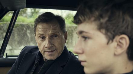 Lannert (Richy Müller) sucht Vertrauen zum jungen David (Louis Guillaume).
