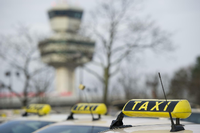 Taxis stehen am Flughafen Tegel. Foto: picture alliance / dpa