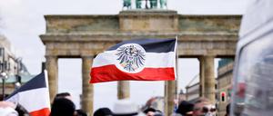 Teilnehmer an einer Demonstration von Rechtsextremisten und Reichsbürgern vor dem Brandenburger Tor.