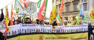 Abschaltfeiern und Triumphzüge: Greenpeace und der Bund Naturschutz Bayern demonstrieren in München. 