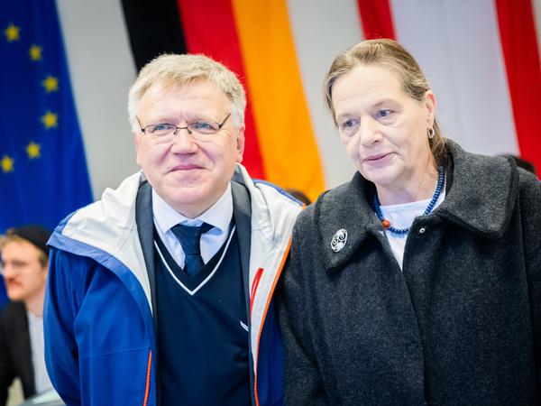 Sie wollen endlich mit der Bundestagswahl 2021 abschließen: Landeswahlleiter Stephan Bröchler und Bundeswahlleiterin Ruth Brand am Sonntagmorgen bei einem Besuch in einem Wahllokal in Mitte.
