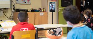 Mit dabei dank "Charly": Ein Schüler der Reinickendorfer Toulouse-Lautrec-Schule nutzt den Telepräsenz-Roboter zur Teilnahme am Schulalltag.Foto: Daniel Stephan