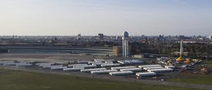 Die Luftaufnahme mit einer Drohne zeigt den Hangar des ehemaligen Flughafen Tempelhof. Davor sind die Container des Flüchtlingsdorfes zu sehen. 