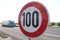 Mehr als 55.000 Menschen in Deutschland wünschen sich Tempo 100 auf Autobahnen. Foto: Sebastian Kahnert/dpa