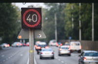 Ein LED-Schild in Stuttgart zeigt eine Geschwindigkeitsbegrenzung auf 40 km/h. Foto: Sebastian Gollnow/dpa