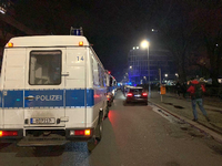 Mehrere Mannschaftswagen waren entlang der Stresemannstraße aufgereiht. Foto: Christian Tretbar