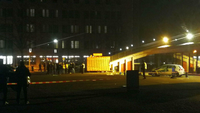Der Tatort befindet sich vor dem Tempodrom zur Möckernstraße hin. Rechts der Wagen einer Versicherung. Foto: Leonard Brandbeck