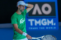 Es ist weiter unklar, ob Tennisstar Novak Djokovic an den Australian Open teilnehmen darf. Foto: Mark Baker/AP/dpa