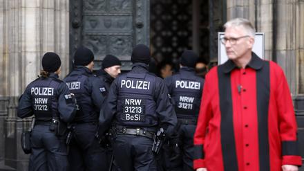 Terroralarm zu Weihnachten: Rund um den Kölner Dom sind Polizisten in Stellung gegangen. Zuvor ging eine Terrorwarnung ein: Eine islamistische Terrorzelle des afghanischen ISIS-Ablegers ISPK habe über den Jahreswechsel u.a. in Köln Anschläge geplant. 