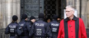 Terroralarm zu Weihnachten: Rund um den Kölner Dom sind Polizisten in Stellung gegangen. Zuvor ging eine Terrorwarnung ein: Eine islamistische Terrorzelle des afghanischen ISIS-Ablegers ISPK habe über den Jahreswechsel u.a. in Köln Anschläge geplant. 