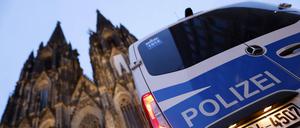 Rund um den Kölner Dom sind Polizisten zu sehen. 